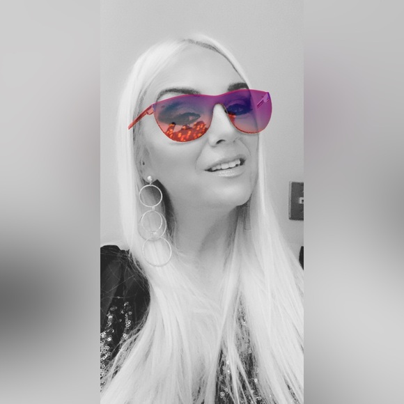 Meet your Posher, Tracy. I’m a Nurse by trade but live to posh! - Picture 3 of 3